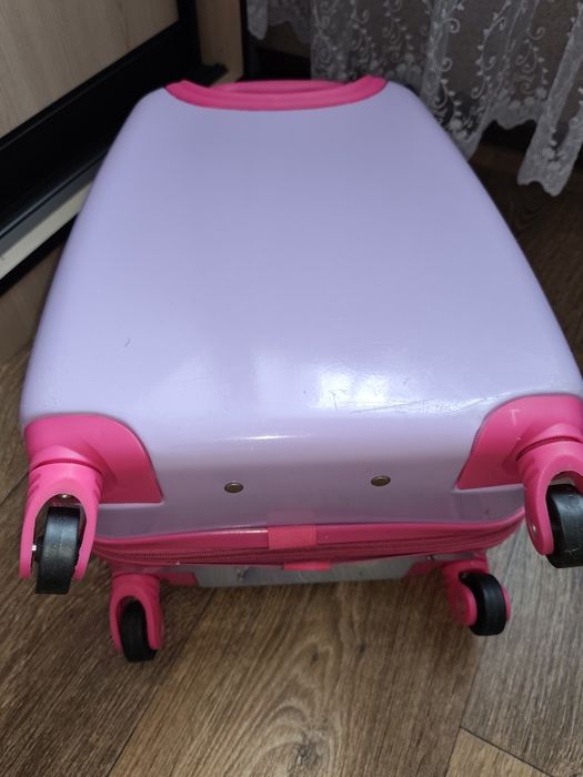 Чемодан для дівчинки