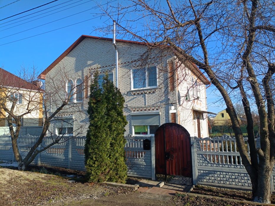 Продається двоповерховий будинок  у м.Фастів.