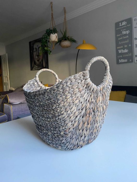 Cesto em fibra natural — jacinto de água — com pegas — lenha / decoração