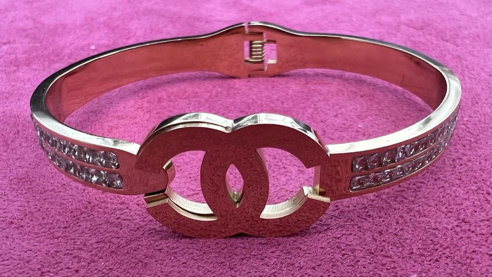 Linda pulseira dourada com pedraria