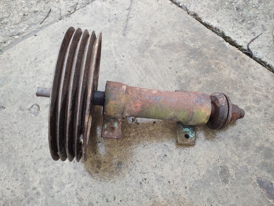 Wał ułożyskowany do cyrkularki krajzegi długość 52 cm z kołem pasowym