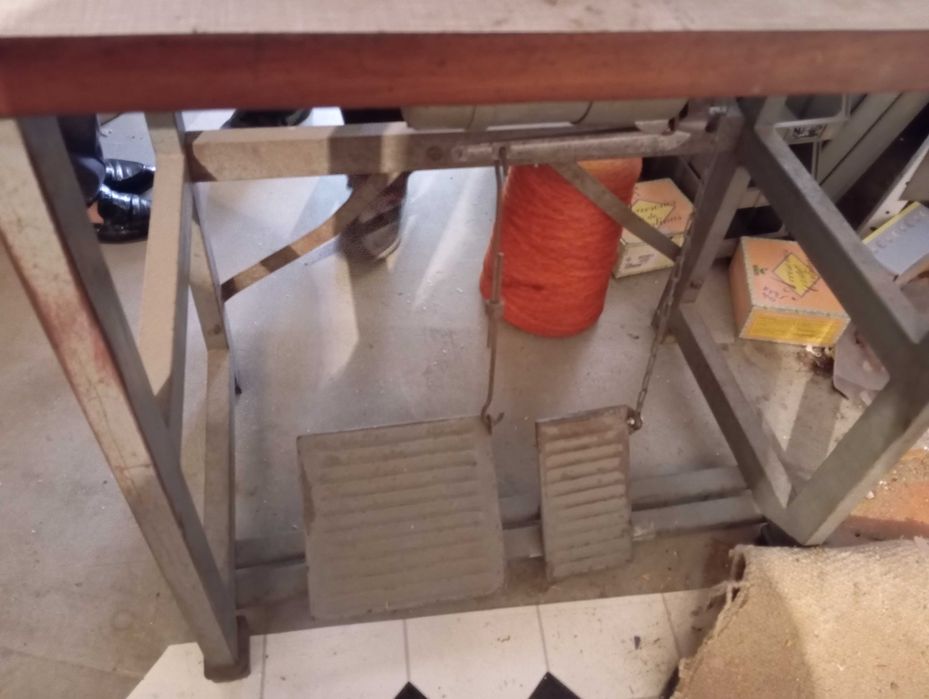 Máquina de debruar tapetes ou carpetes