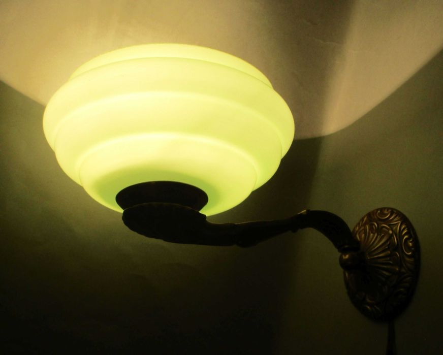 Trzy mosiężne kinkiety (Para kinkietów plus jeden = komplet).