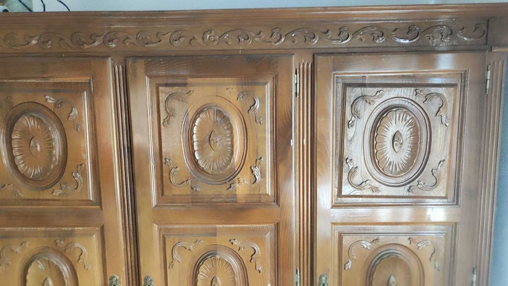 Roupeiro de 3 portas em madeira de castanho