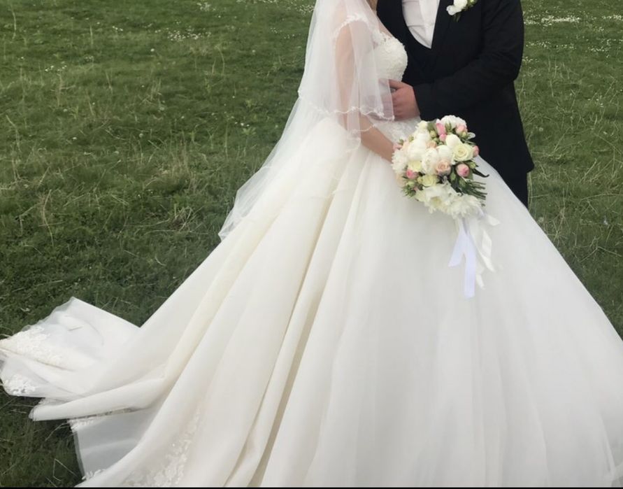 Весільна  сукня зі  знімним  шлейфом