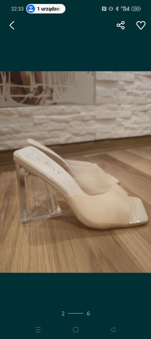 Buty na słupku przeźroczystym