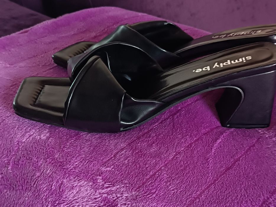 Damskie czarne klapki