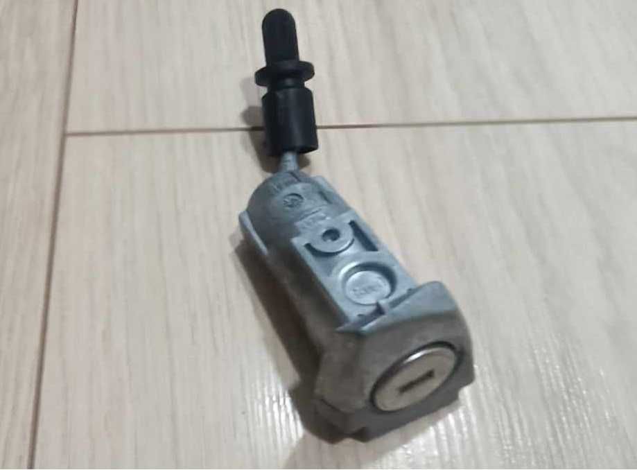 Замок дверей 83b837167a audi Q3 F3