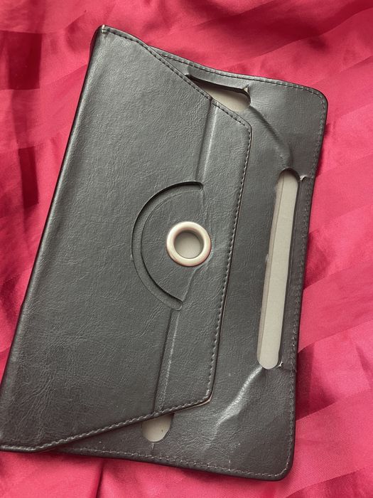 etui w czarnym kolorze do tabletu