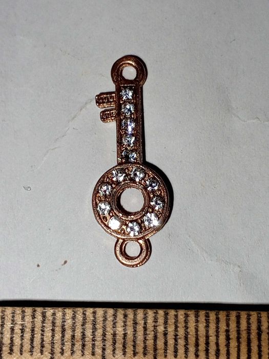 Винтажная подвеска-коннектор в форме ключа со стразами.