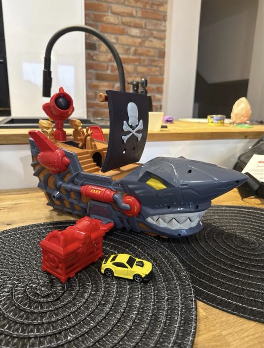 Statek piracki rekin zjeżdżalnia dla samochodów