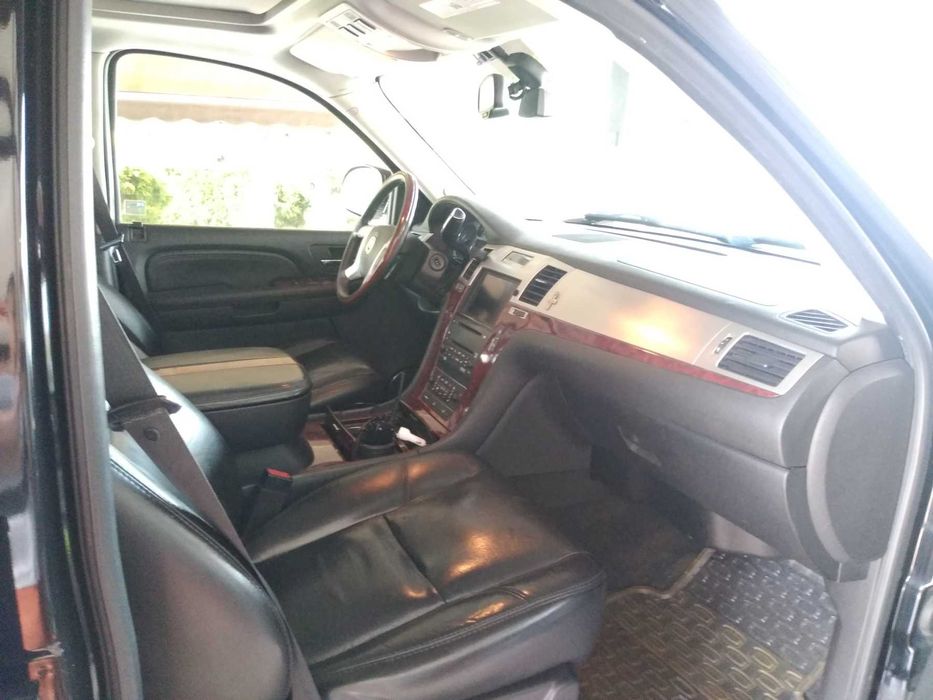Продам Cadillac Escalade 6.2 V8 куплений новим в салоні перший власник
