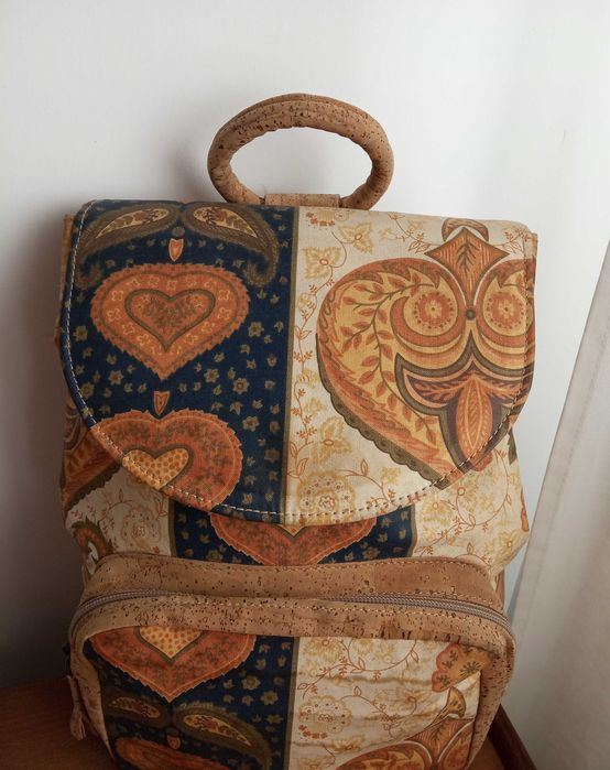 Mochila de cortiça verdadeira com corações de Viana