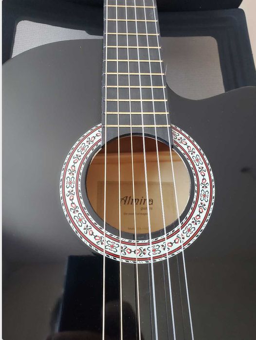 классическая гитара черная с вырезом полноразмерная