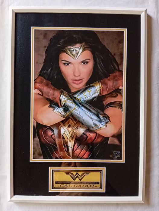Moldura Filme Wonder Woman Arms Crossed com Autógrafo (A4)