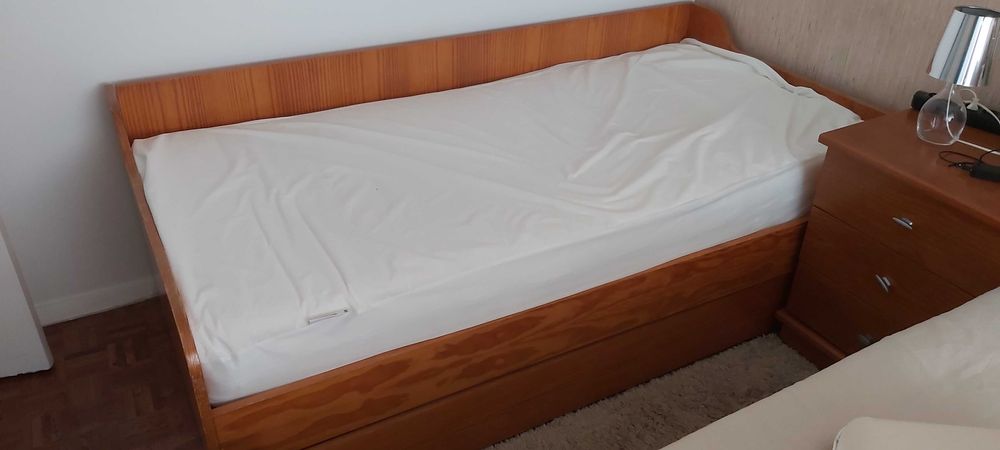 Cama com colchao e mesa de cabeceira