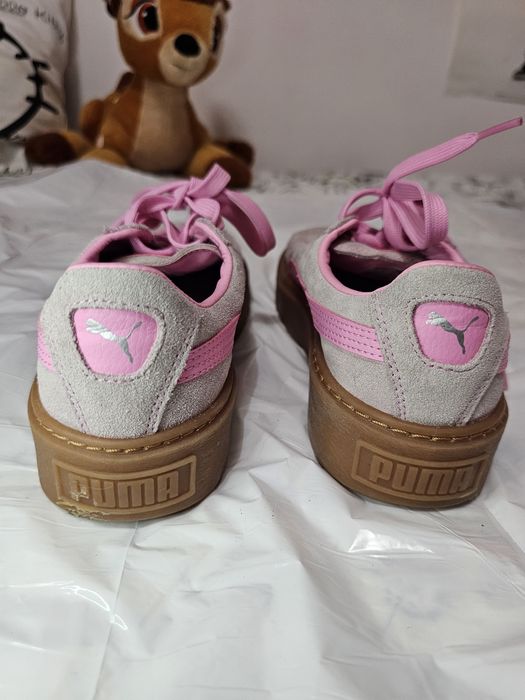 Ténis da marca Puma cinza e rosa