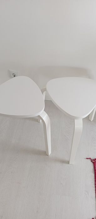 Mesa rebatível branca e castanha com bancos