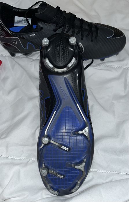 Chuteiras com brinde de uma tshirt e caneleiras