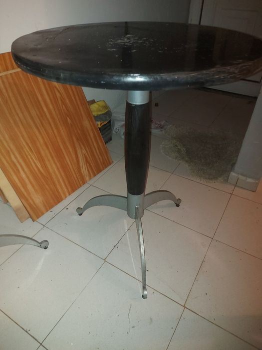 Mesa pequena redonda pés e base de ferro e tampo de madeira escura