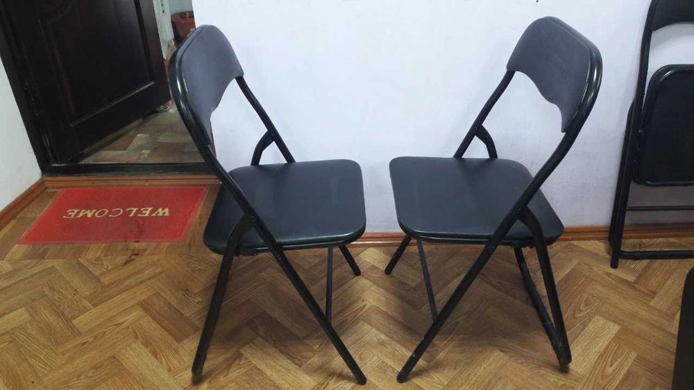 Стільці розкладні, чорні та дерев'яні