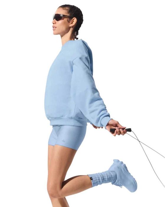 Світшот Alo Yoga Accolade Crew Neck Pullover Silver Logo Seashell Blue