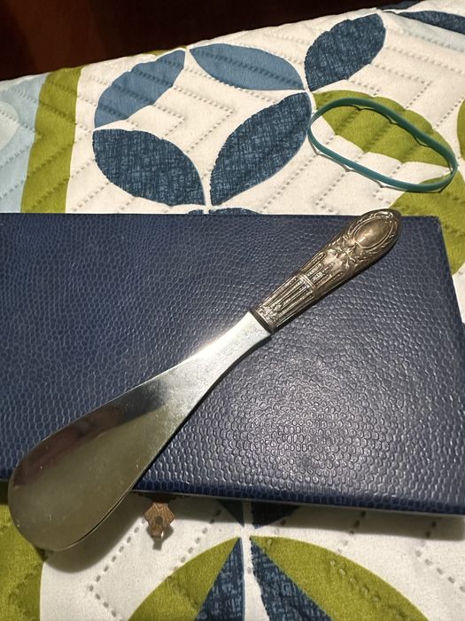 Caixa decorativa com pente e calcadeira