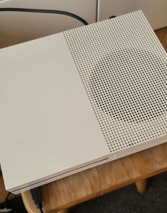 Xbox one S(1TB) mało używany