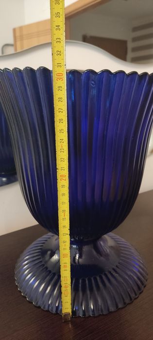 Vaso grande em  vidro azul, é pesado, novo.