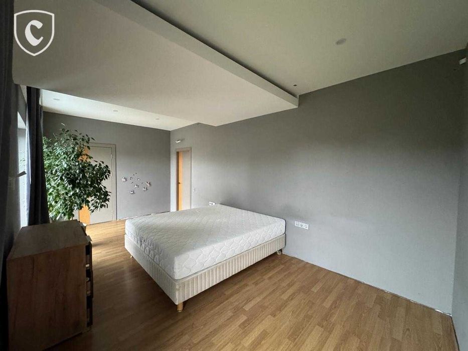 Сучасний будинок 175 м² з терасою та каміном у сосновому лісі.