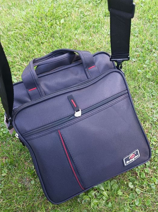 Czarna torba sportowa męska na dokumenty do pracy