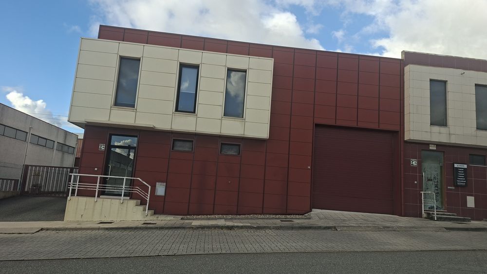 Armazém - Pavilhão Industrial //Esmeriz 500m2