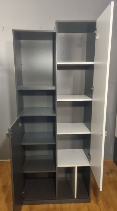 Zestaw mebli młodzieżowych po dziewczynie.