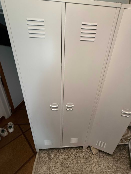 Armário Sklum com bengaleiro e prateleiras branco