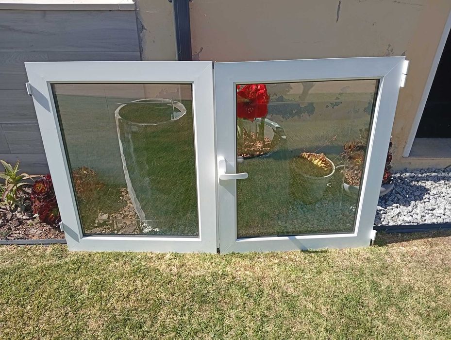 Conjunto de janelas portas e sacadas em alumínio branco com vidros duplos