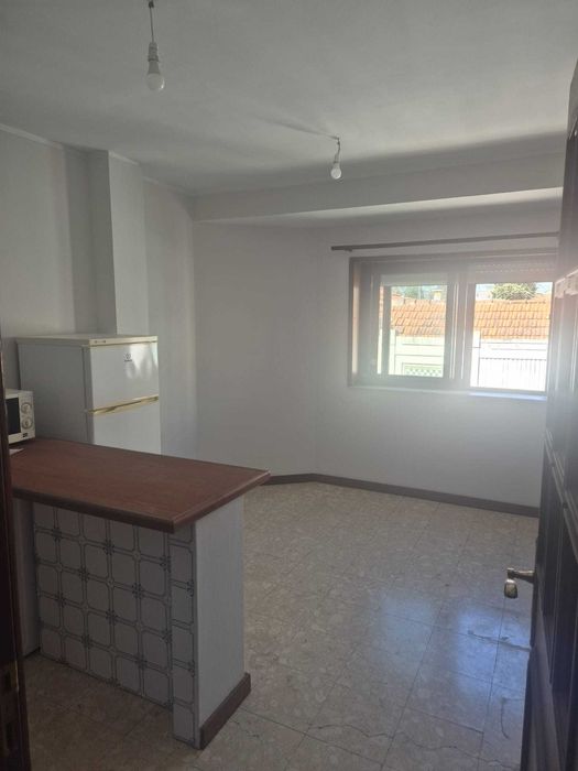 Apartamento T1 para arrendamento Rua Egas Moniz nº125