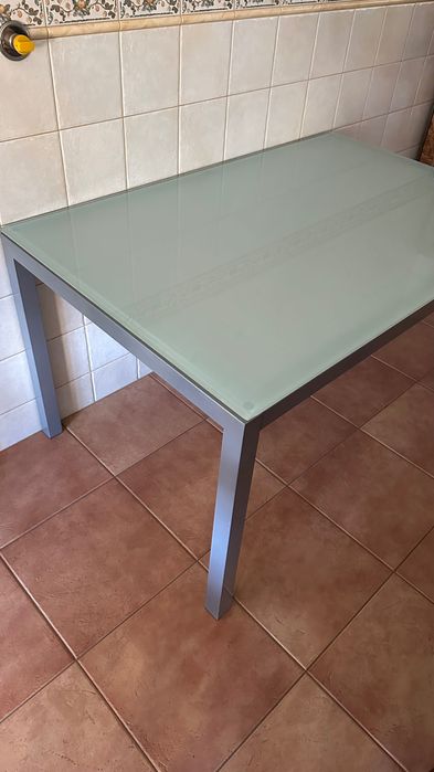 Mesa de vidro com prateleiras