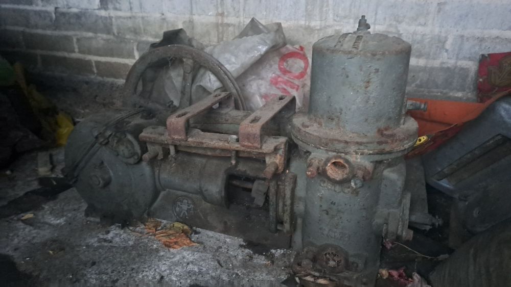 Przedwojenna pompa tłokowa loewe