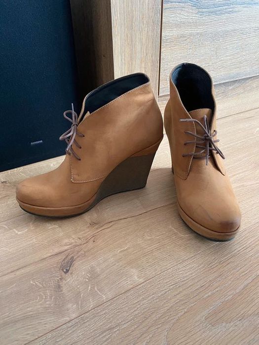 Brązowe buty na koturnie Badura