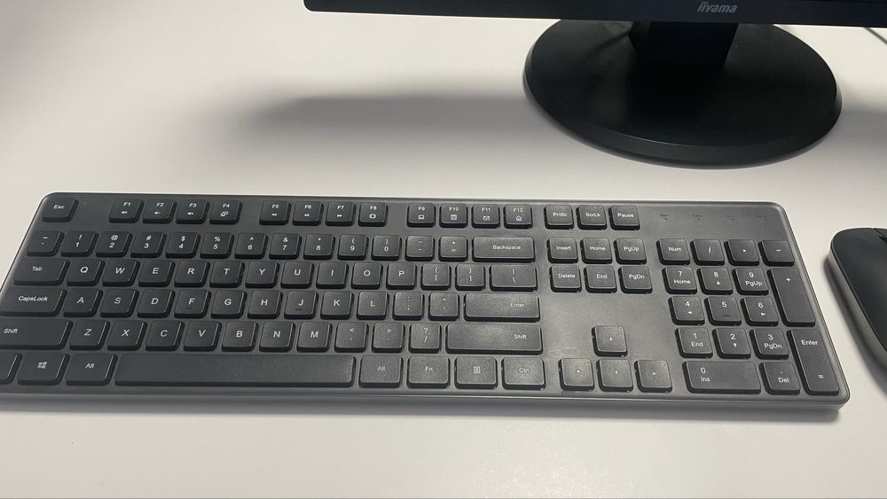 Komputer MacMini i7 32 GB RAM plus iiyama 24 cale, klawiatura i mysz