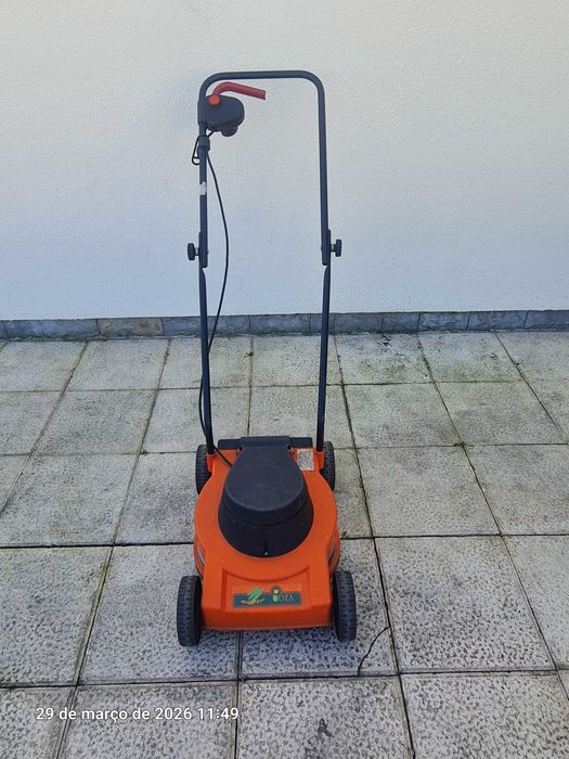 máquina de cortar relva - eléctrica