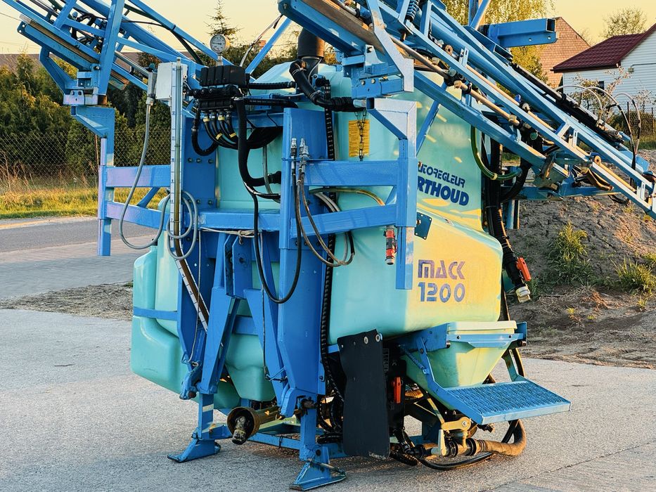 Opryskiwacz BERTHOUD MACK 1200 ll