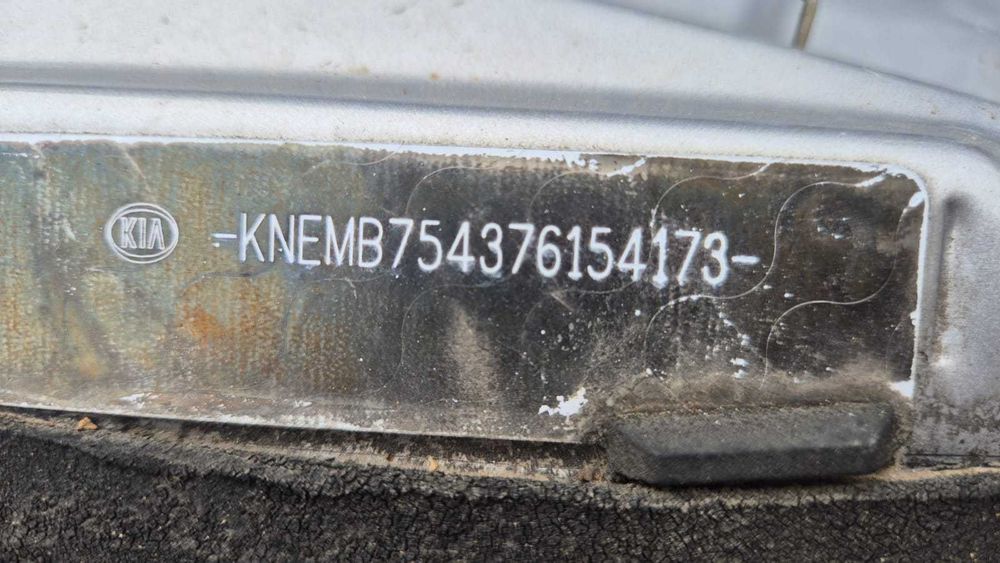 дешево продається KIA CARNIVAL III