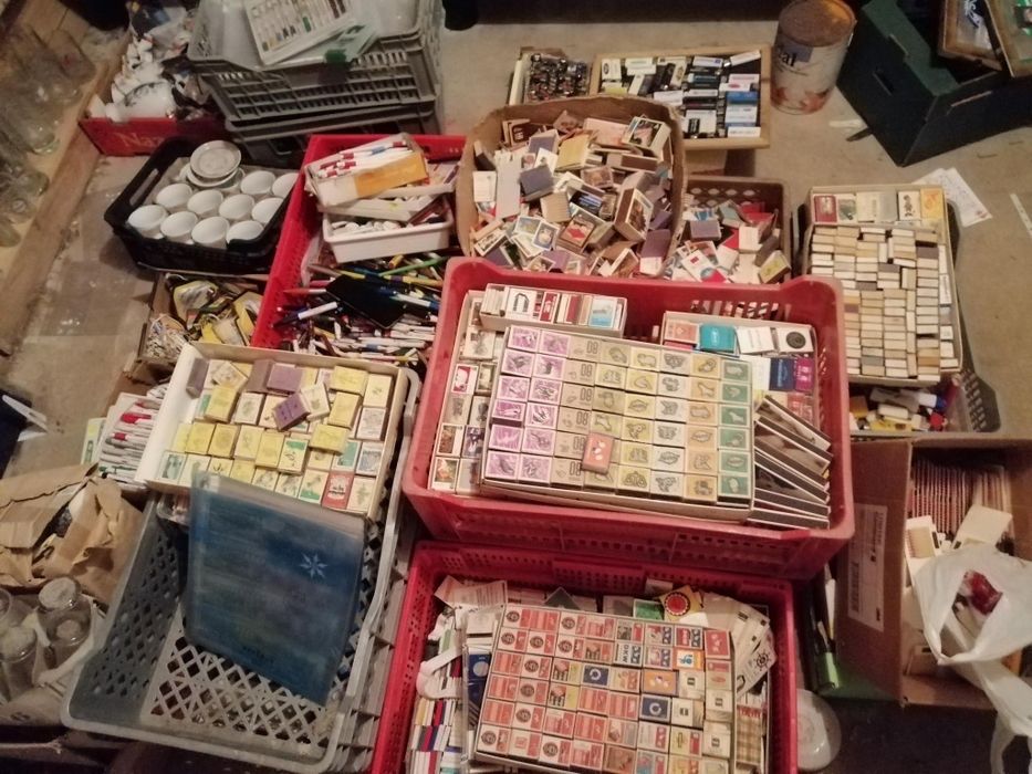 Pins, chávenas, garrafas, isqueiros, porta chaves, copos