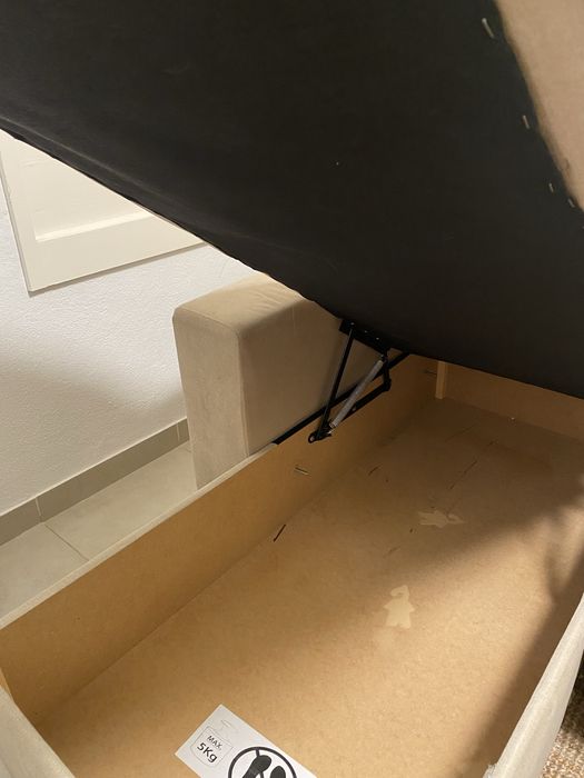 Sofá-cama com chaise longue e baú