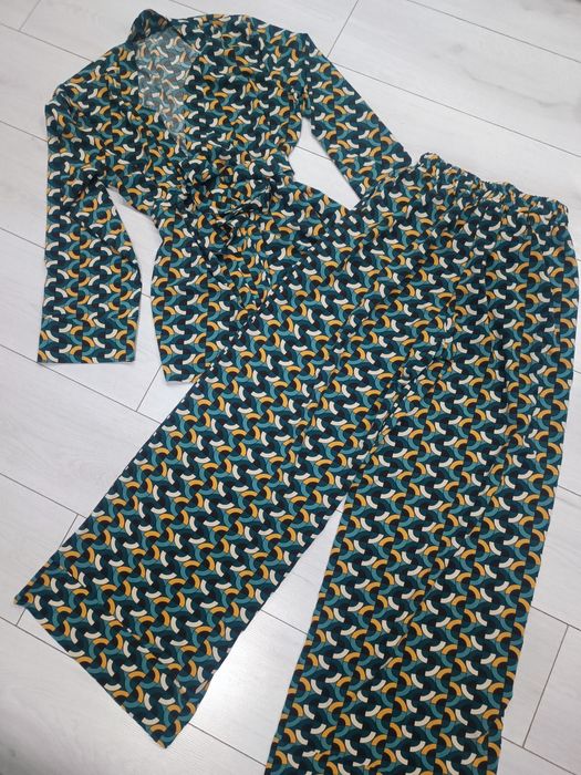 Костюм на запах, шовковий. Новий. L