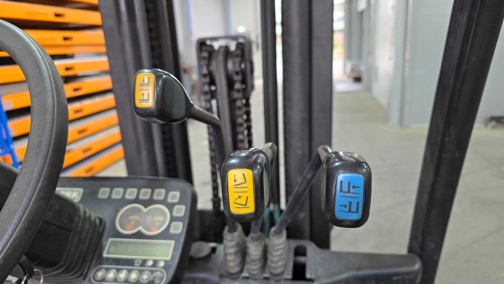 Empilhador Clark C35L – 3.500 kg – Gás – 2012