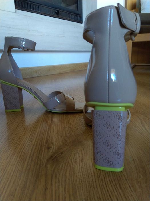 Sandálias Guess Novas