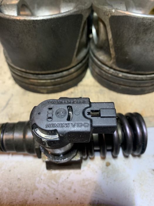 Насос - Форсунка ( 03G 130 073 D ) до мотору BKP passat b6