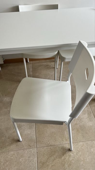 Mesa branca, 125x74 cm / com 4 cadeiras